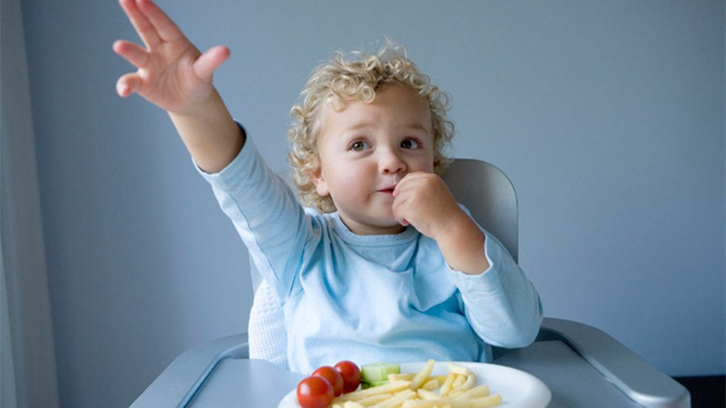 如何應對寶寶邊玩邊吃?-寶寶俱樂部